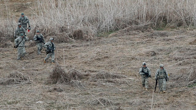 US-Soldaten in Kampfanzügen im Feld. US-Soldaten in Kampfanzügen im Feld.