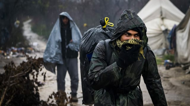 Migranten in Flüchtlingsager an der bosnisch-kroatischen Grenze Migranten in Flüchtlingsager an der bosnisch-kroatischen Grenze