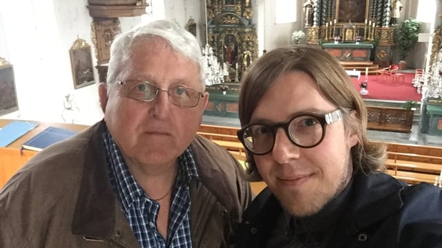 Zwei Männer in der Kirche, im Hintergrund der Altar. Zwei Männer in der Kirche, im Hintergrund der Altar.