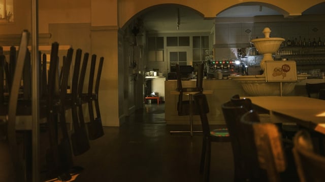 Ein leeres Restaurant, Stühle auf dem Tisch Ein leeres Restaurant, Stühle auf dem Tisch