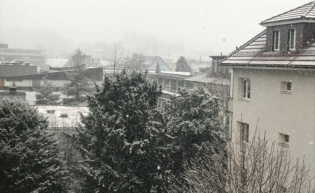 Schnee fällt in Bern.