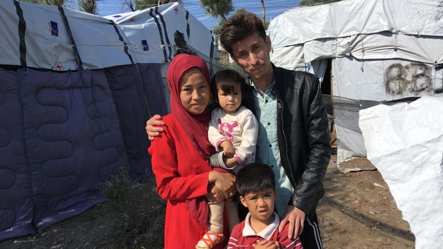 Familie vor Zelt. Familie vor Zelt.