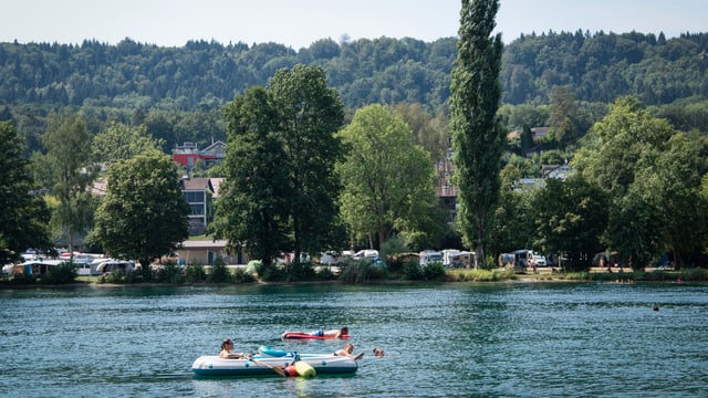Ein Gummiboot treibt auf einem Fluss. Ein Gummiboot treibt auf einem Fluss.