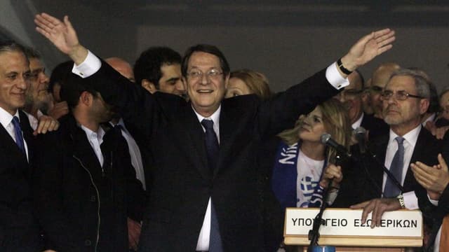 Nikos Anastasiades steht mit ausgebreiteten Armen neben einem Rednerpult (keystone) Nikos Anastasiades steht mit ausgebreiteten Armen neben einem Rednerpult (keystone)