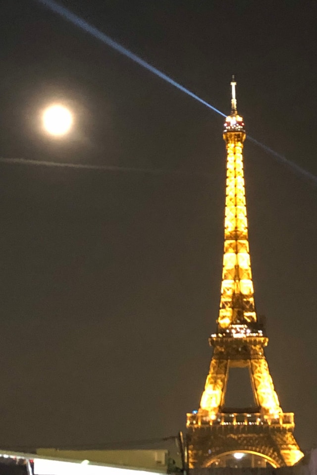 Der Vollmond steht über dem Eifelturm. Der Vollmond steht über dem Eifelturm.