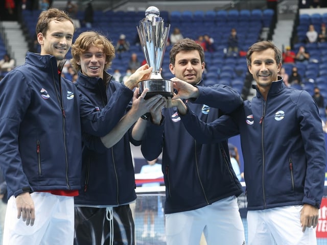 Aslan Karatsew feiert mit seinen Landsmännern den Titelgewinn am ATP Cup. Aslan Karatsew feiert mit seinen Landsmännern den Titelgewinn am ATP Cup.