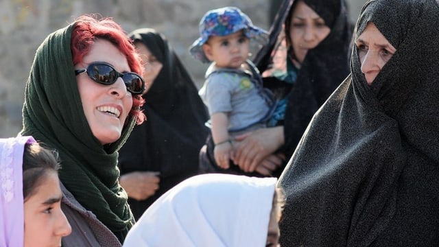 Mehrere Frauen im Kopftuch, eine davon ist Behnaz Jafari. Mehrere Frauen im Kopftuch, eine davon ist Behnaz Jafari.