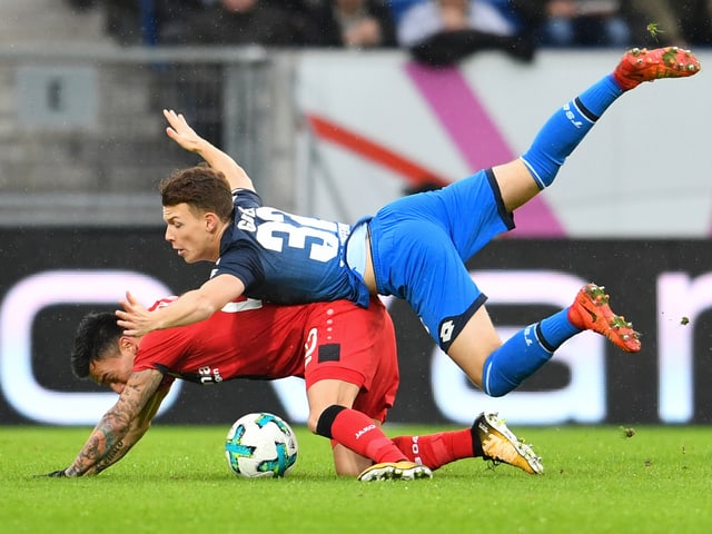 Hoffenheims Geiger balanciert auf Leverkusens Aranguiz.