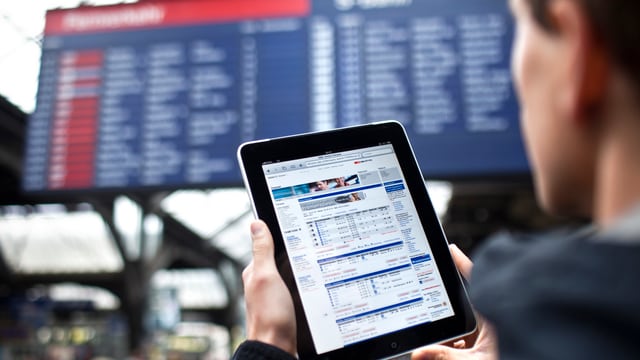 Ein Mann mit einem iPad. Ein Mann mit einem iPad.
