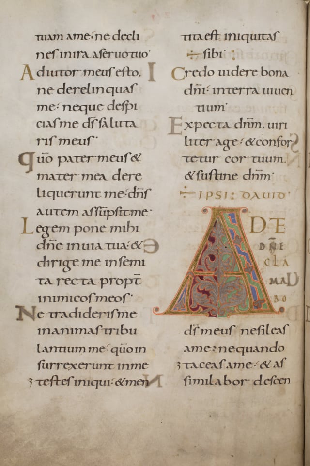 Vergilbtes Pergament, beschriftet mit der karolingischen Minuskel, einer alten Schrift, die auch Leerzeichen kennt. Vergilbtes Pergament, beschriftet mit der karolingischen Minuskel, einer alten Schrift, die auch Leerzeichen kennt.
