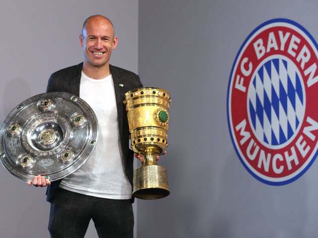 Fussballspieler Robben mit Pokalen Fussballspieler Robben mit Pokalen