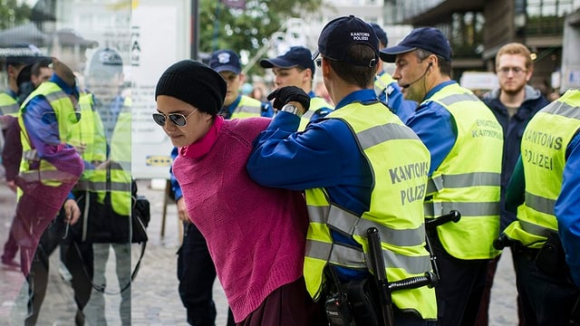 Demonstrantin und Polizei Demonstrantin und Polizei