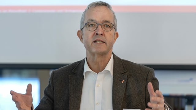 Thomas Weber gestikuliert mit beiden Händen und blickt ernst in die Kamera. Thomas Weber gestikuliert mit beiden Händen und blickt ernst in die Kamera.