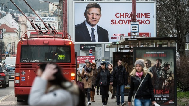 Grosses Werbeplakat vor einer Busstation. Grosses Werbeplakat vor einer Busstation.