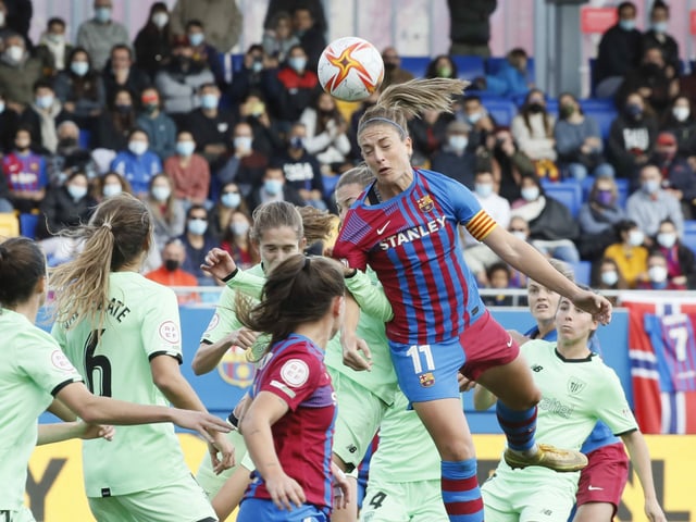 Fussballspielerinnen im Duell
