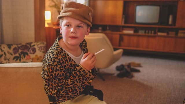 Hans-Peter hat sich als Dame mit Zigarette und Leoparden-Jacke verkleidet. Hans-Peter hat sich als Dame mit Zigarette und Leoparden-Jacke verkleidet.