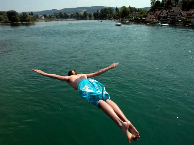 Ein Mann spring Kopf¨über ins Wasser. Ein Mann spring Kopf¨über ins Wasser.