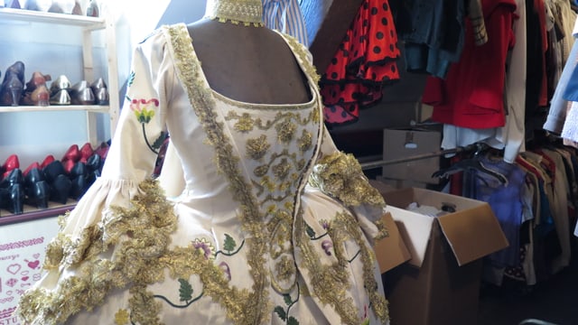 Schaufensterpuppe mit weiss-goldenem Kostüm aus der Rokoko-Zeit. Schaufensterpuppe mit weiss-goldenem Kostüm aus der Rokoko-Zeit.