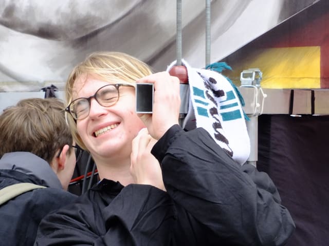 Laternenträger mit schmerzverzerrtem Gesicht