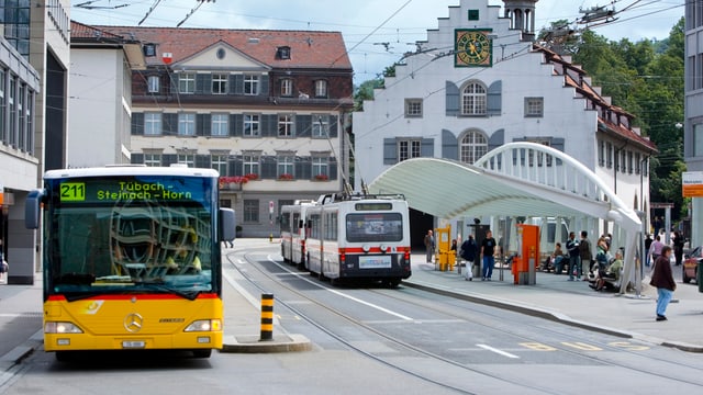 Bus und Postauto an Haltestelle Bus und Postauto an Haltestelle
