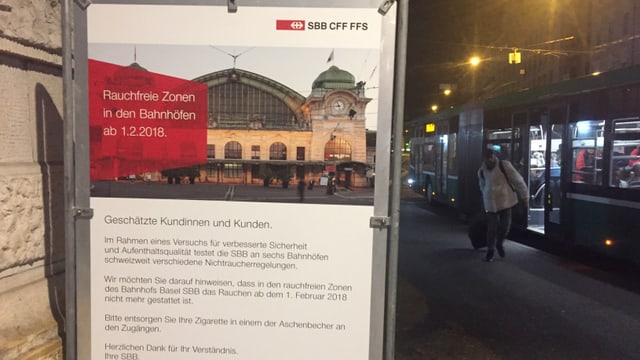 Plakat mit Ankündigung für Rauchverbot Plakat mit Ankündigung für Rauchverbot