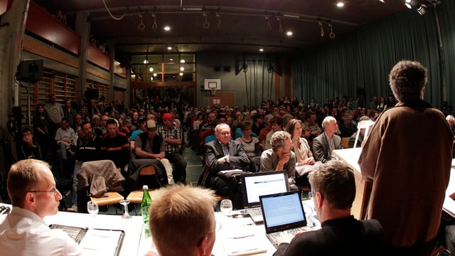 Voller Turnhallen-Saal bei einer Gemeindeversammlung. Voller Turnhallen-Saal bei einer Gemeindeversammlung.