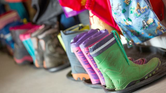 Kindergummistiefel aufgereiht Kindergummistiefel aufgereiht