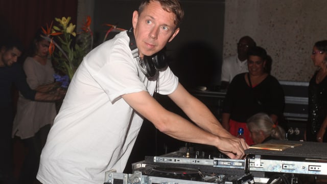 Ein Mann steht am DJ-Pult Ein Mann steht am DJ-Pult