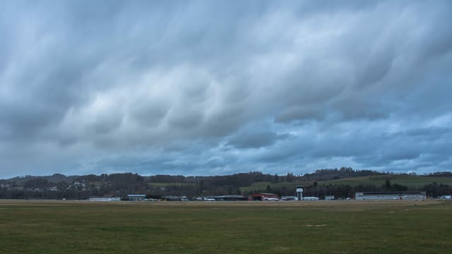 Mammatuswolken über dem Fughafen Belp. Mammatuswolken über dem Fughafen Belp.