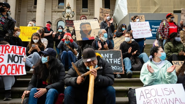 Black Lives Matter in Melbourne am 6. Juni: Protest gegen die Todesfälle von Ureinwohnern in Polizeihaft. Black Lives Matter in Melbourne am 6. Juni: Protest gegen die Todesfälle von Ureinwohnern in Polizeihaft.