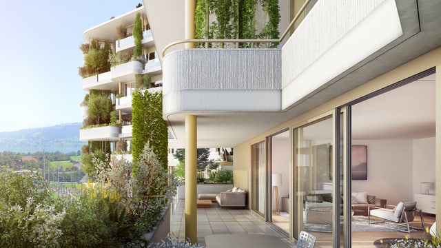 Hochhaus mit geschwungener Terrasse von der Pflanzen hängen Hochhaus mit geschwungener Terrasse von der Pflanzen hängen