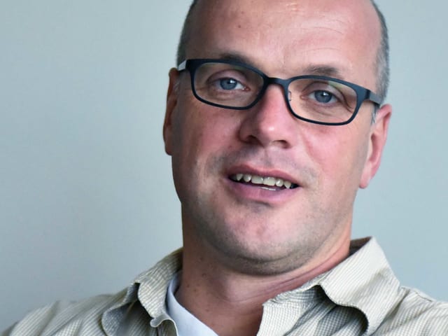 Ein Porträt eines Mannes. Er trägt eine Brille. Ein Porträt eines Mannes. Er trägt eine Brille.