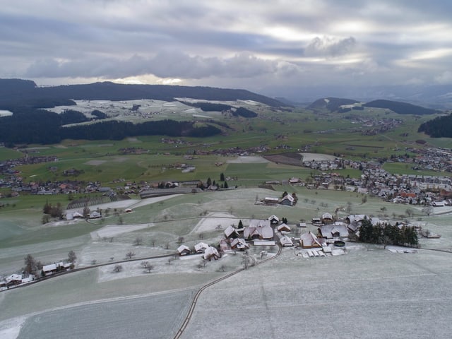 Die Landschaft ist mit einer dünnen Schneeschicht überzogen, der Himmel ist wolkenverhangen.