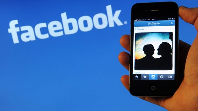 Schriftzug Facebook und Handy Schriftzug Facebook und Handy
