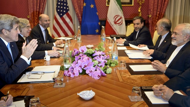 Malley mit dem damaligen US-Aussenminister Kelly und seinem iranischen Amtskollegen Zarif in Lausanne. Malley mit dem damaligen US-Aussenminister Kelly und seinem iranischen Amtskollegen Zarif in Lausanne.