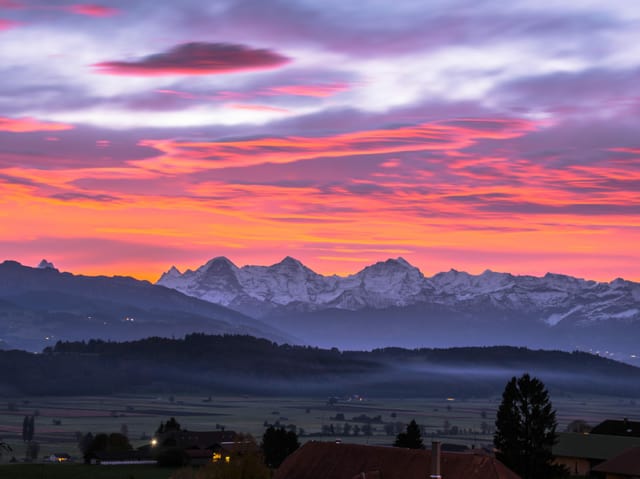 Rosa Himmel mit linsenförmigen Wolken