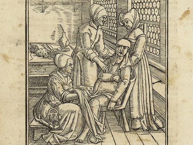 Eine Hebamme leitet eine Geburt. Schere und Faden zum Abbinden der Nabelschnur liegen bereit. Eine Hebamme leitet eine Geburt. Schere und Faden zum Abbinden der Nabelschnur liegen bereit.