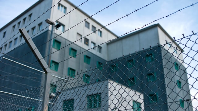 Blick auf das Zürcher Flughafengefängnis. Blick auf das Zürcher Flughafengefängnis.