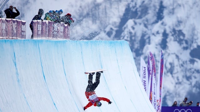 Der Pole Michal Ligocki fällt in der Halfpipe Der Pole Michal Ligocki fällt in der Halfpipe