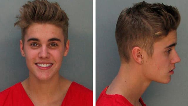 Zwei Aufnahemen von Justin Bieber: Frontal lächelnd und von der Seite (nicht lächelnd). Zwei Aufnahemen von Justin Bieber: Frontal lächelnd und von der Seite (nicht lächelnd).
