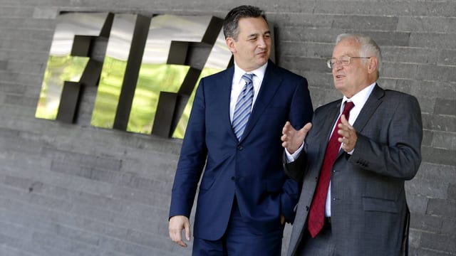 Die Vorsitzenden der Fifa-Ethikkommission Michael J. Garcia und Hans-Joachim Eckert vor dem Fifa-Hauptsitz. Die Vorsitzenden der Fifa-Ethikkommission Michael J. Garcia und Hans-Joachim Eckert vor dem Fifa-Hauptsitz.