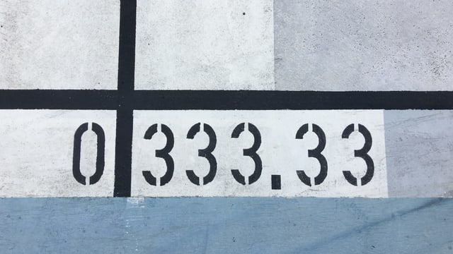 Die Zahl 333.33 auf Beton geschrieben. Die Zahl 333.33 auf Beton geschrieben.