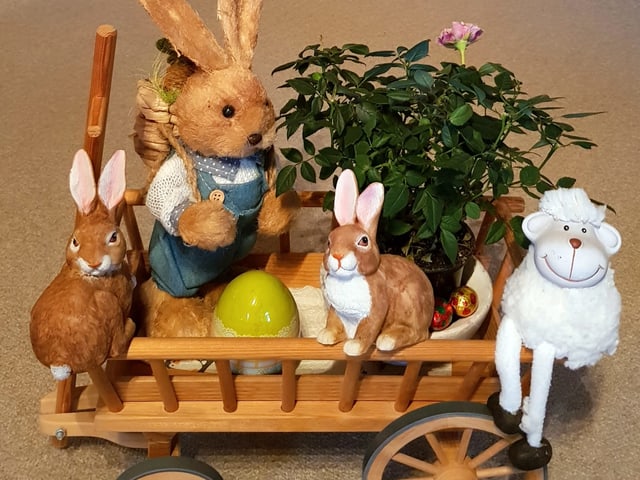 Osterhasen und Lamm auf Leiterwägeli.