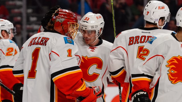 Calgarys Raphael Diaz gratuliert seinem Goalie Jonas Hiller. Calgarys Raphael Diaz gratuliert seinem Goalie Jonas Hiller.