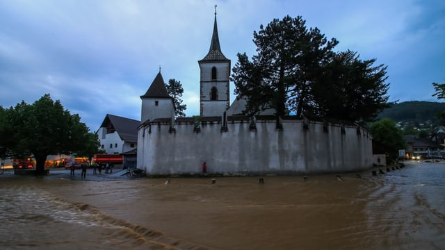 Der heftige Regen führte am 14. Mai in Muttenz zu Überschwemmungen. Der heftige Regen führte am 14. Mai in Muttenz zu Überschwemmungen.