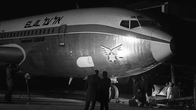Betroffene El-Al-Maschine am Flughafen Kloten. Betroffene El-Al-Maschine am Flughafen Kloten.