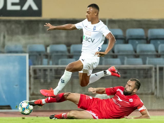 Lausannes Dan Ndoye kommt an Winterthurs Granit Lekaj nicht vorbei. Lausannes Dan Ndoye kommt an Winterthurs Granit Lekaj nicht vorbei.