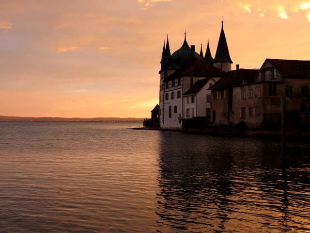 Blick auf ein Schloss am See.