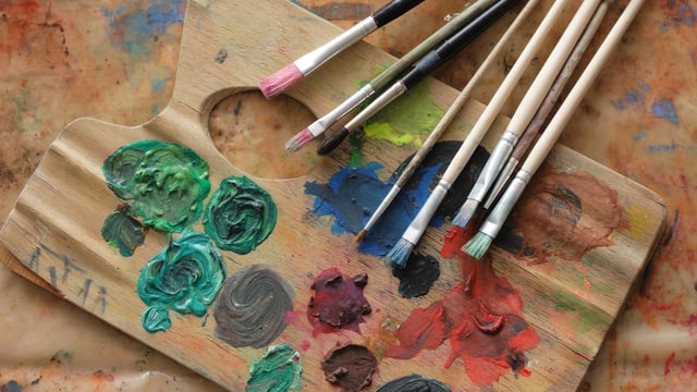 Eine Farbpalette mit Pinseln. Eine Farbpalette mit Pinseln.