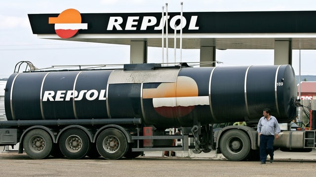 Tanklastwagen an einer Repsol-Tankstelle in Spanien Tanklastwagen an einer Repsol-Tankstelle in Spanien